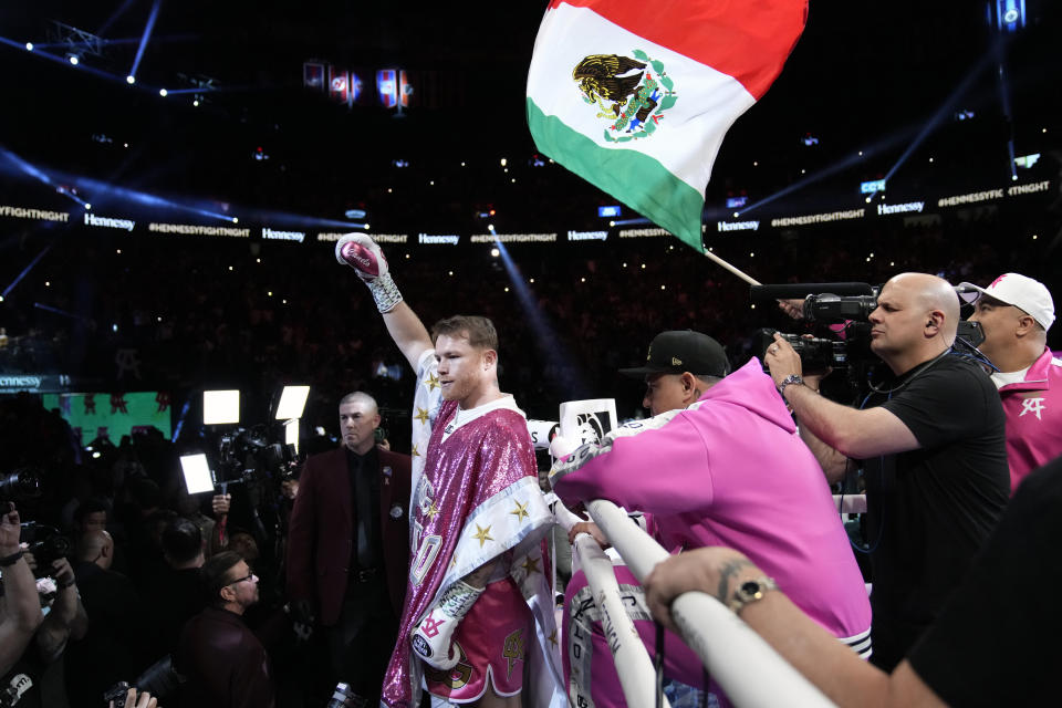 Canelo siempre divide opiniones. (AP Photo/John Locher)