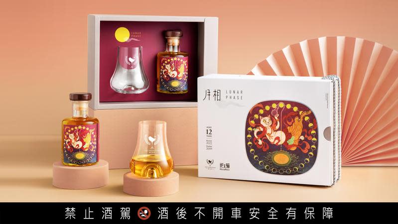 獨立裝瓶品牌「THE WHISKYFIND威士忌坊」與柘榴君合作的「飛天貓月相-中秋限量版禮盒」，結合貓與中秋元素，非常吸睛。（大隆嘉禾提供）