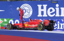 ABANDON DE VETTEL ! Le pilote Ferrari, qui avait fait une grande partie de la course est contraint d'arrêter sa monoplace, juste après être passé par les stands. La voiture de sécurité est de sortie. (crédit DR)