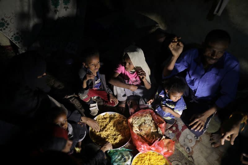 Family eats lunch at their shelter in Sanaa