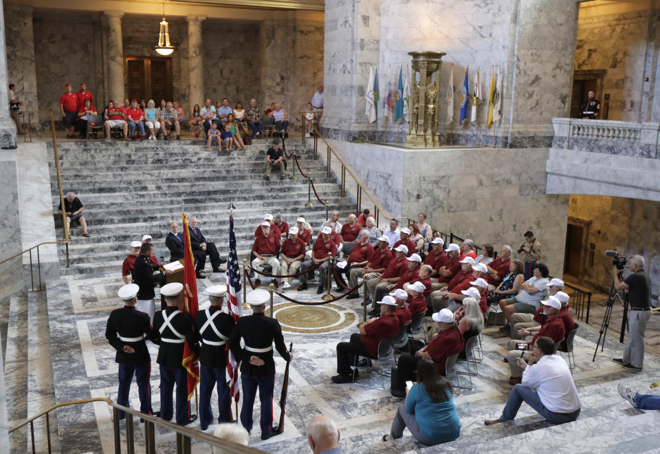 <p>Mitglieder des „US Marine Corps Evergreen State Platoon 3041“ feiern in Washington den 50. Jahrestag des Beitritts ihres Zuges zu den Marines 1968. Gleichzeitig gedenken sie sechs Gefallenen, die im Vietnamkrieg ums Leben kamen. (Bild: AP Photo/Ted S. Warren) </p>