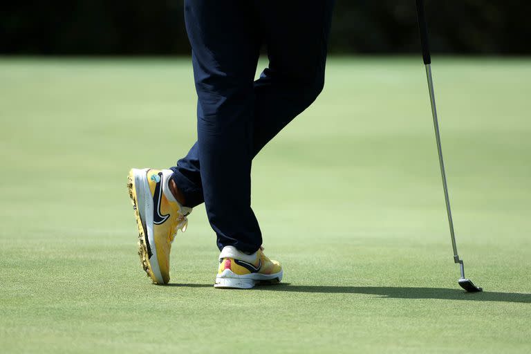 El estadounidense Koepka, habitué del polémico circuito LIV y líder en Augusta 2023 a mediados de la segunda vuelta, no viste zapatos, sino zapatillas.