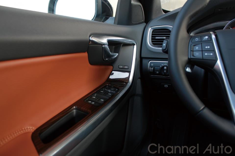 橘色內裝顏色的選擇替車室去除些微沈穩氛圍。