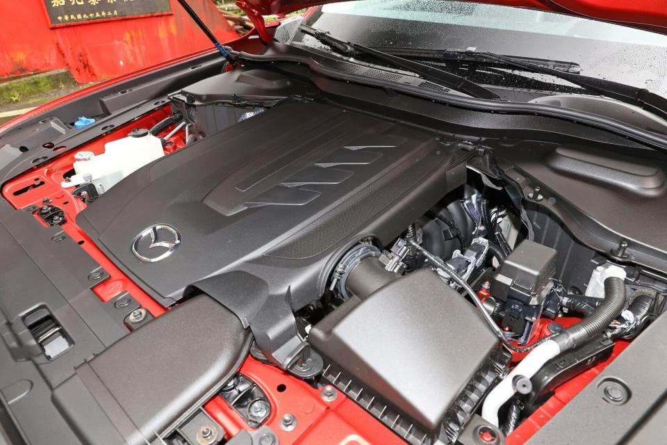 25S AWD Exclusive車型搭載一具2.5升Skyactiv-G直四自然進氣汽油引擎，擁有192hp、26.6kgm最大馬力及扭力輸出，平均油耗為12.6km/L。