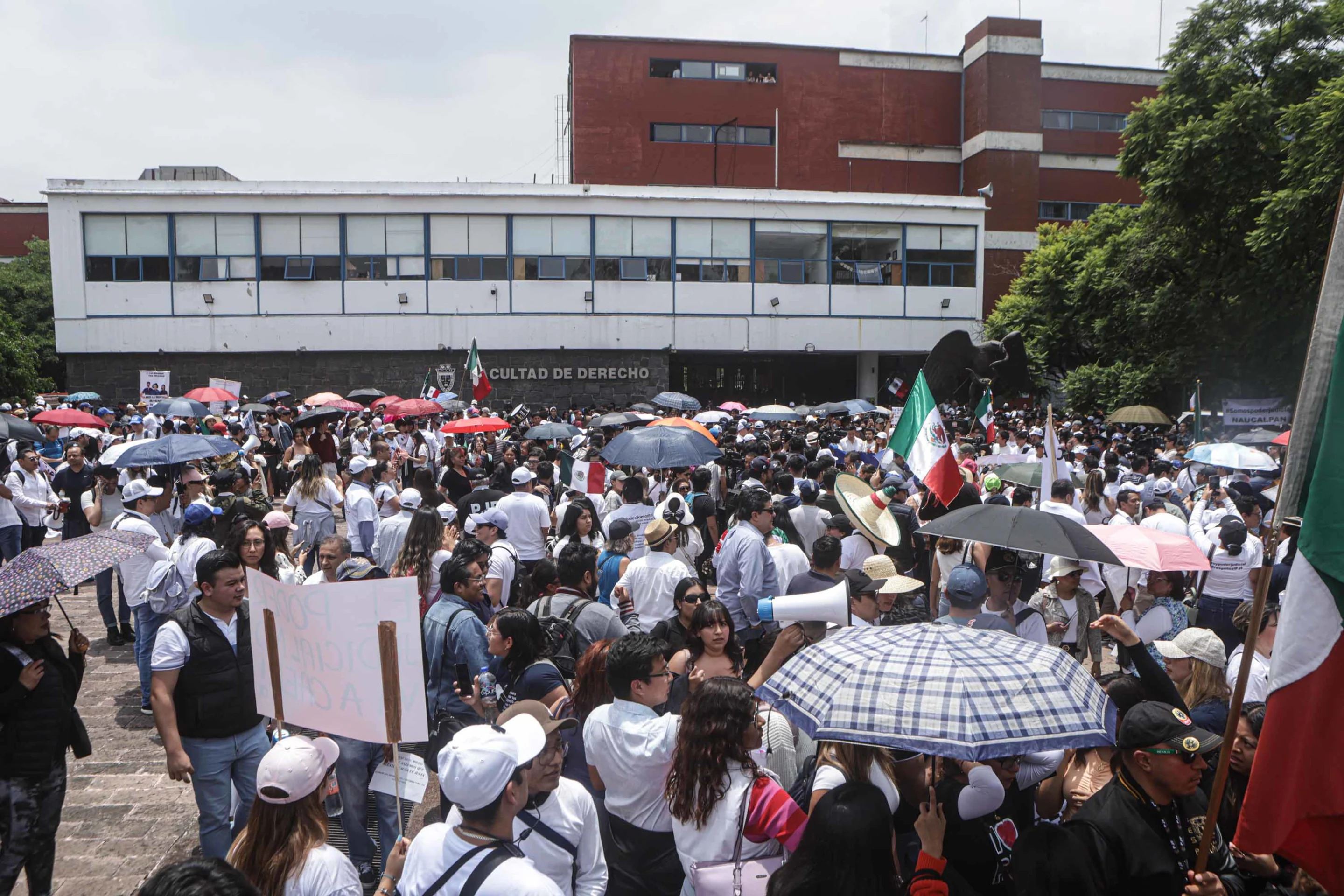 CIUDAD DE MÉXICO. Protest/Protesta-Poder Judicial.- 28 de agosto de 2024. Estudiantes de la Facultad de Derecho de la Universidad Nacional Autónoma de México marchan de CU y hasta la sede de la Judicatura en Insurgentes Sur para protestar por la reforma al Poder Judicial. Foto: Agencia EL UNIVERSAL/Gabriel Pano/EELG
