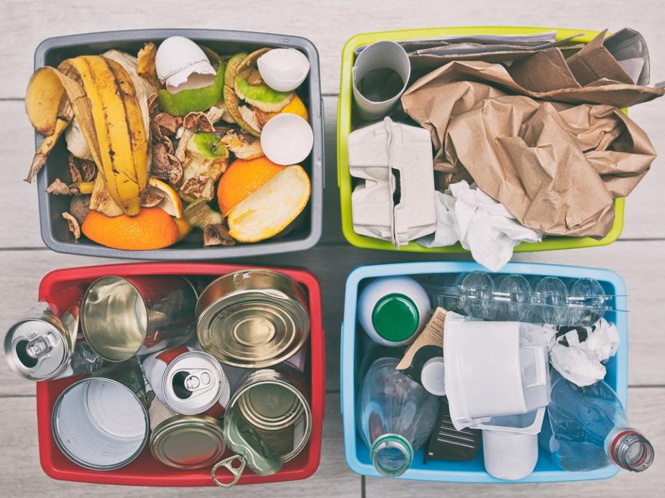 Nur durch die richtige Mülltrennung können Produkte recycelt werden. (Bild: Copyright (c) 2020 Skylines/Shutterstock. )