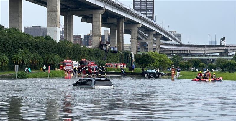 板橋堤外便道積淹水的情形。（圖／翻攝畫面）
