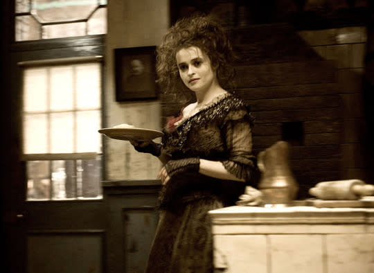 Helena Bonham Carter: “Sweeney Todd” Während ihrer zweiten Schwangerschaft stand Helena Bonham Carter gerade für die Musicalverfilmung “Sweeney Todd” vor der Kamera, bei der glücklicherweise ihr Liebster Tim Burton Regie führte, der viel Verständnis für ihre Lage zeigte. “Alles war voll mit menschlichen Gliedmaßen und Blut”, verriet sie nachher der Zeitung “Mirror”. “Ich litt damals an Morgenübelkeit, und alles zusammen führte dazu, dass ich die ganze Zeit nur sitzen wollte.” Um ihren Babybauch zu verstecken, trug sie während der Dreharbeiten ein Korsett.