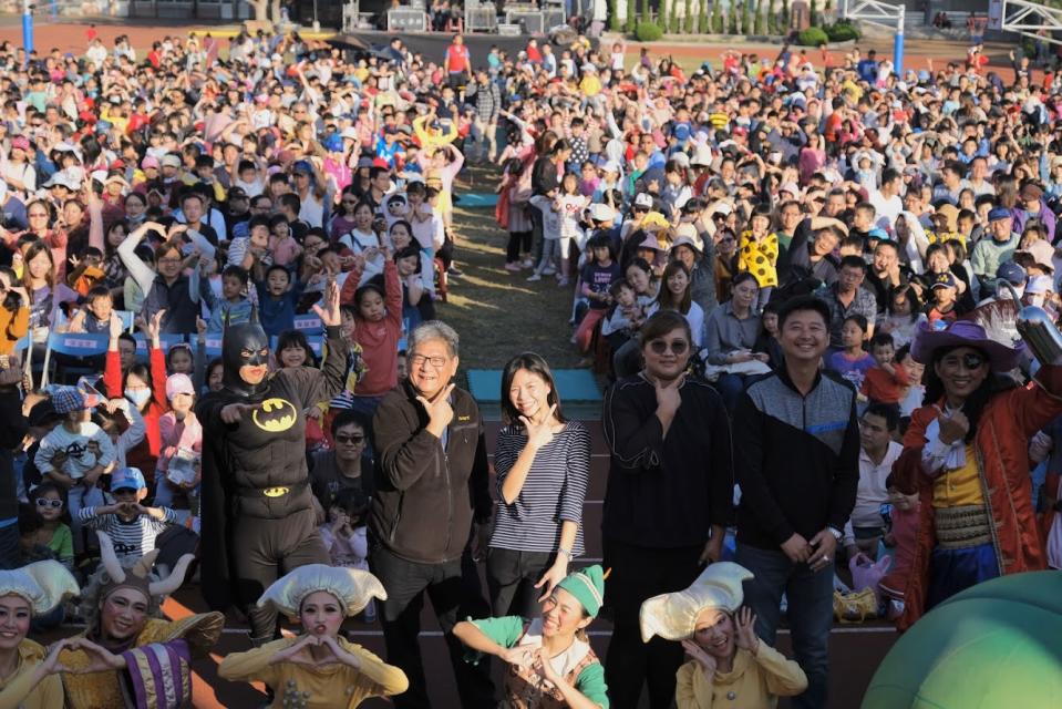 洪慈庸協助邀請紙風車回到台中，潭雅神后校園最終場今(15)日下午在大雅國小舉辦，紙風車帶來《蕃薯森林奇遇記》大型劇團展演，現場4000位觀眾大爆滿。   圖／洪慈庸辦公室提供