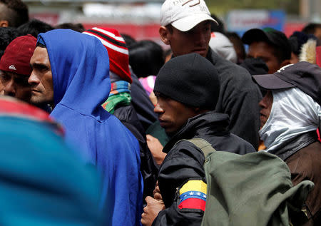 Venezuelan migrants wait to register their exit from Colombia before entering into Ecuador, at the Rumichaca International Bridge, Colombia August 9, 2018. Picture taken August 9, 2018. REUTERS/Daniel Tapia