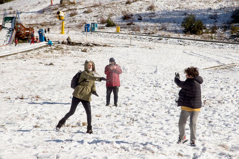 Ayer, cayó la primera nevada en la base del cerro Catedral