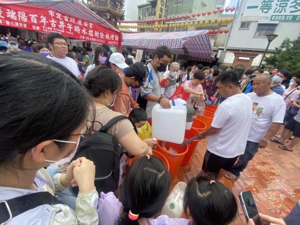 民眾排長龍取午時水。（記者張淑娟攝）