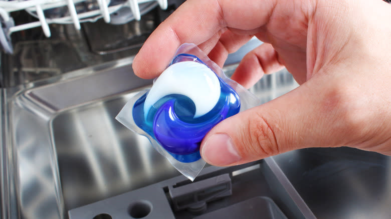 Dishwasher detergent gel capsule