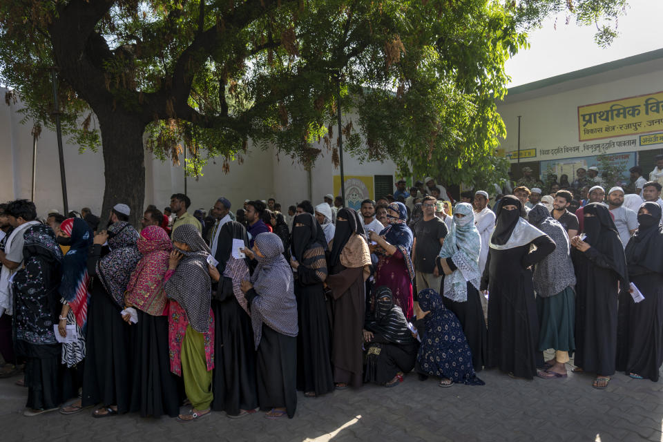 Decenas de personas hacen fila para votar en la segunda fase de las elecciones generales indias, en Nahal, cerca de Meerut, en el estado de Uttar Pradesh, India, el 26 de abril de 2024. (AP Foto/Altaf Qadri)