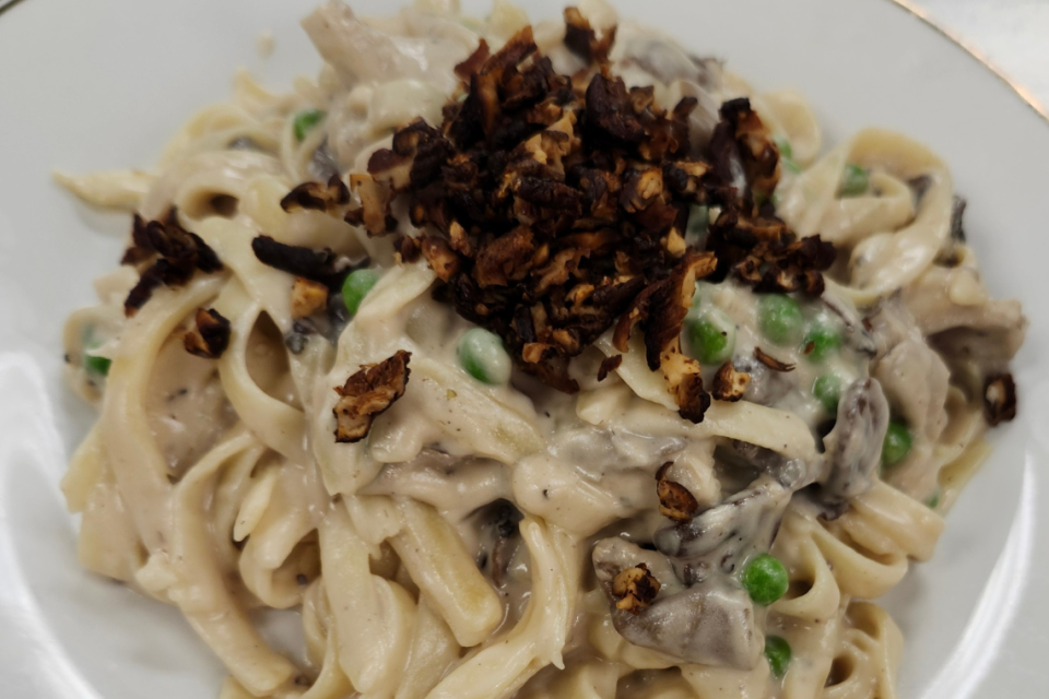 The Creamy Linguine at Veggeez is made with mushrooms and peas, blended in a rich cream sauce with white wine and mushroom-based bacon.