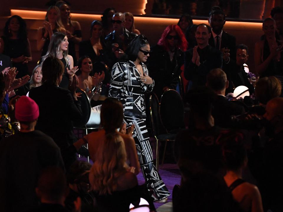 Natalie stands behind Jazmine Sullivan at the Grammys.