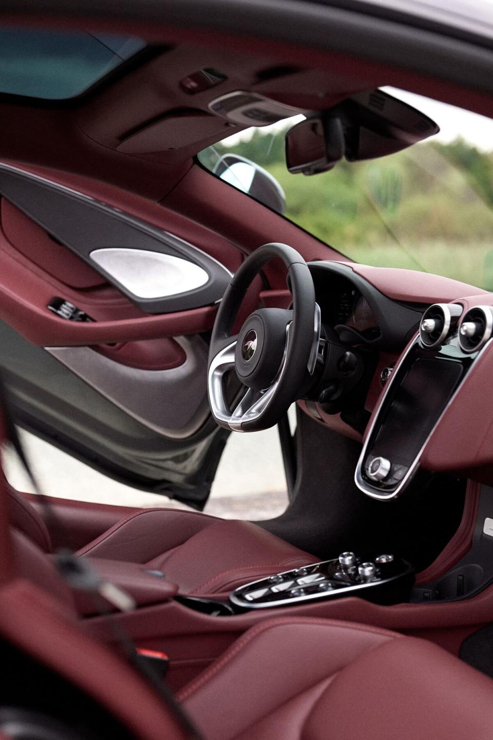 Large-12032-McLaren-GT-interior.jpg