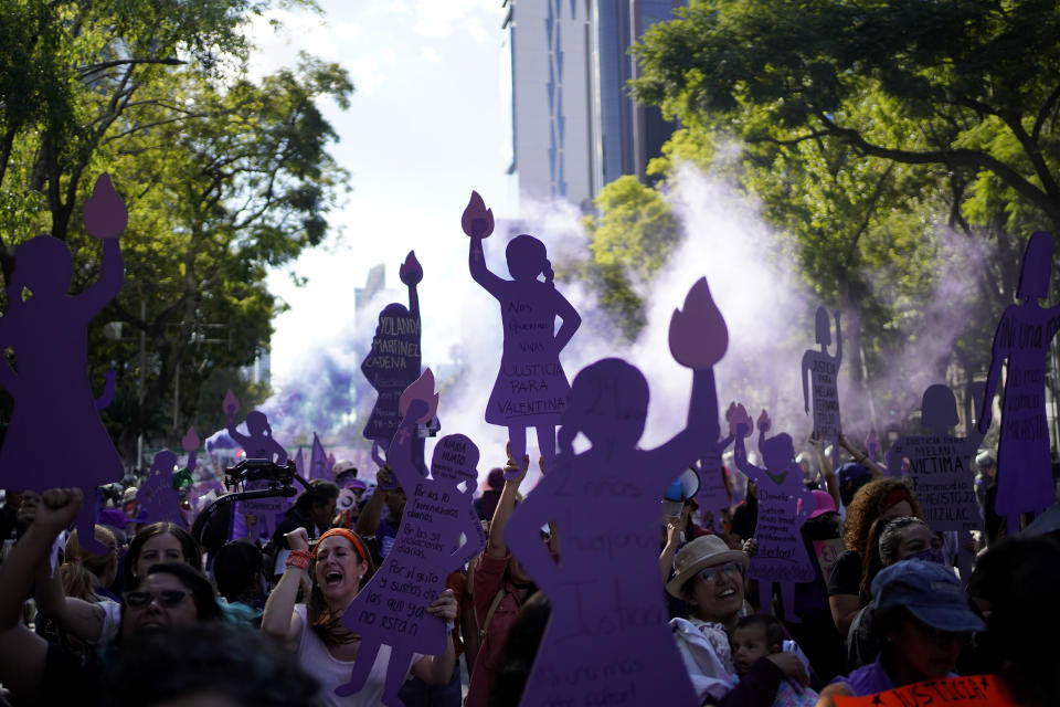 ARCHIVO - Mujeres sosteniendo siluetas recortadas de color púrpura marchan hacia el Zócalo para conmemorar el Día Internacional para la Eliminación de la Violencia contra la Mujer, en la Ciudad de México, el 25 de noviembre. 2023. El presidente Andrés López Obrador y la principal candidata presidencial Claudia Sheinbaum han afirmado que el número de homicidios disminuyó durante la administración actual. Pero los líderes católicos, durante los foros nacionales que la iglesia celebró en 2023, se hicieron eco de los temores difundidos entre miles de ciudadanos promedio que compartieron cómo la violencia afectó sus vidas. (AP Foto/Aurea Del Rosario, Archivo)