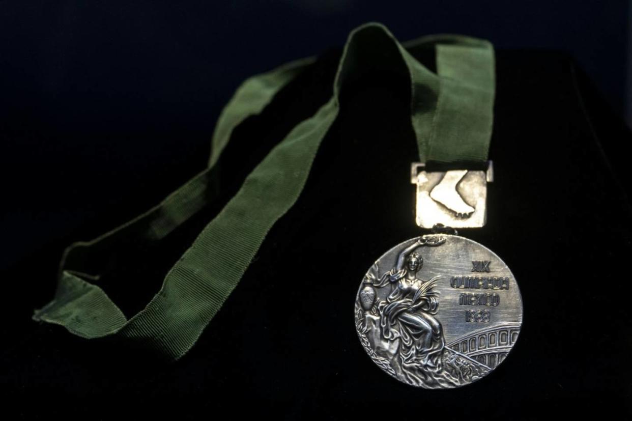 Legendärer Sprung: Beamon versteigert Goldmedaille