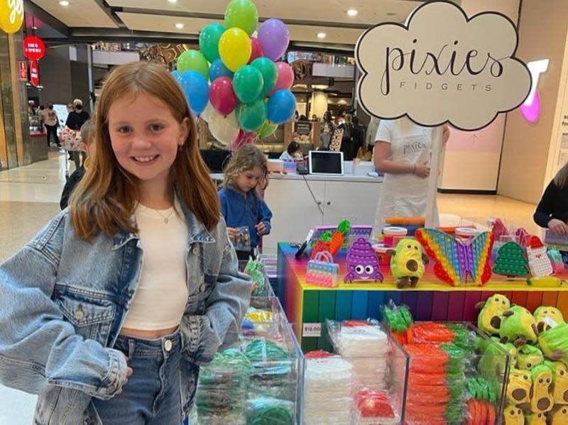 10歲的皮絲擁有個人品牌「Pixie's Fidgets」，一個月收入超過台幣555萬元。（翻攝pixiecurtis IG）