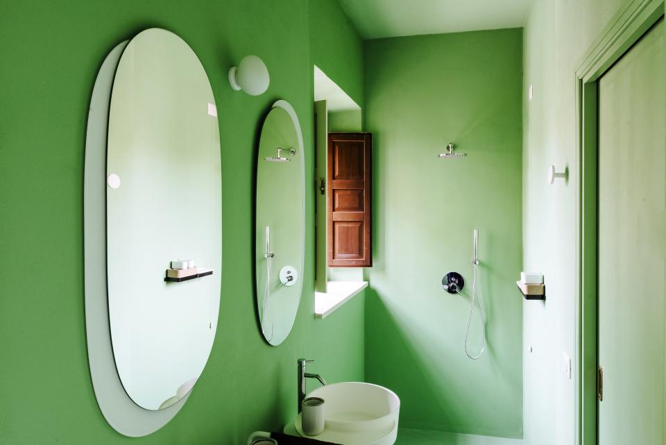 A bathroom in the same apartment features a Lavabo stand and Plateau mirrors.