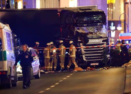 Agentes policiales y de rescate atienden a las víctimas del atropello.