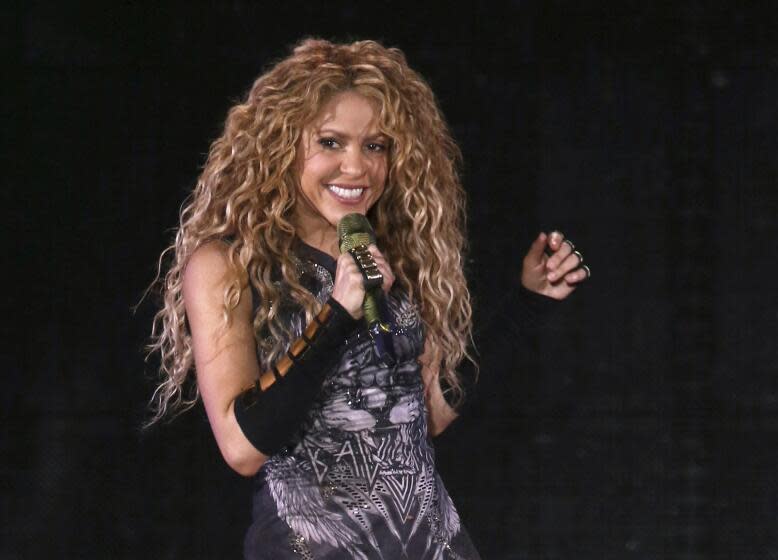 ARCHIVO - En esta foto del 10 de agosto de 2018, Shakira da un concierto en el Madison Square Garden en Nueva York. Un juez español que investiga un presunto fraude fiscal de Shakira recomendó el jueves 29 de julio de 2021 que el caso vaya a juicio tras concluir que hay evidencia de que la estrella colombiana pudo haber eludido sus obligaciones fiscales con el estado. (Foto por Greg Allen/Invision/AP, Archivo)