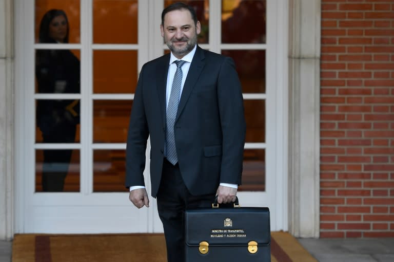 El ministro José Luis Ábalos llega al presidencial palacio de la Moncloa para la primera reunión del entonces nuevo gobierno español, el 14 de enero de 2020 en Madrid (Pierre-Philippe Marcou)