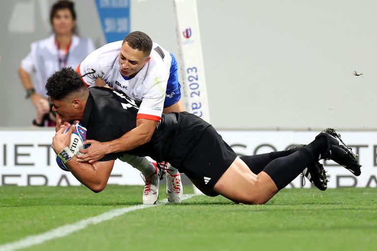 Caleb Clarke apoya, ante la impotencia de Cliven Loubser, en la aplastante victoria de Nueva Zelanda sobre Namibia en el Mundial de Francia.