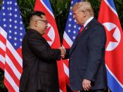 <p>Das gab es noch nie: In Singapur sind sich erstmals ein US-Präsident und ein Machthaber des kommunistischen Nordkorea begegnet. Das Treffen war offenbar ein Erfolg: In einer gemeinsamen Erklärung verpflichteten sich Donald Trump und Kimg Jong-un zu einer “anhaltenden und stabilen” Friedenslösung im Korea-Konflikt. Auch diese Gipfeltreffen schrieben geschichte, (Bild-Copyright: Evan Vucci/AP Photo) </p>