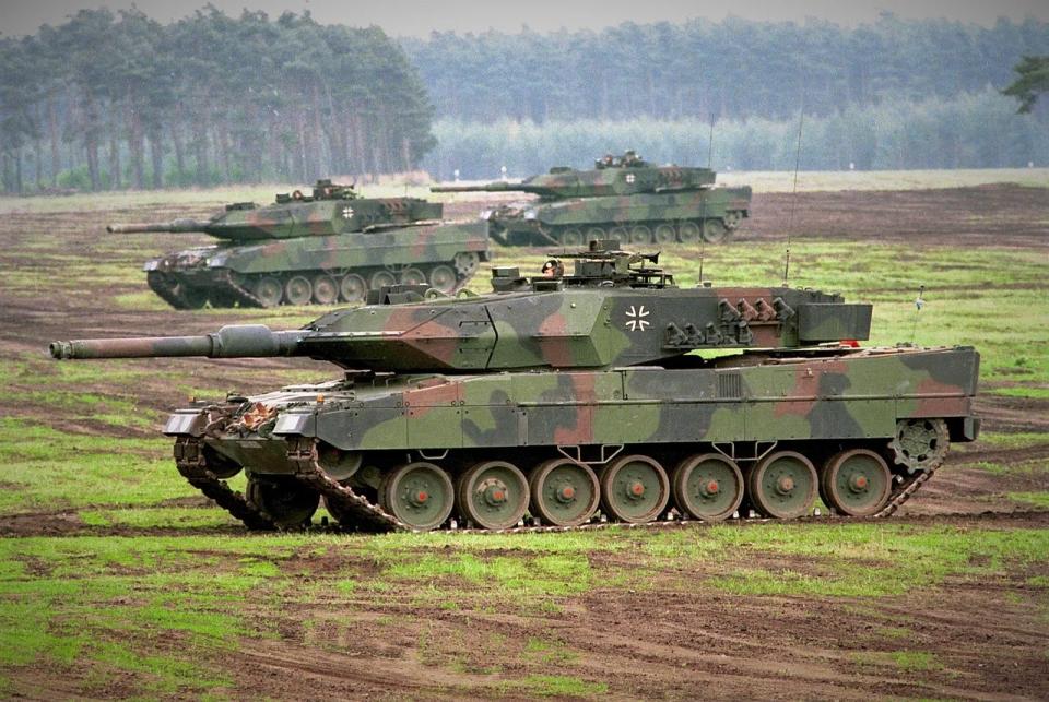 File: German Leopard ii tanks in a demonstration (Bundeswehr-Fotos)