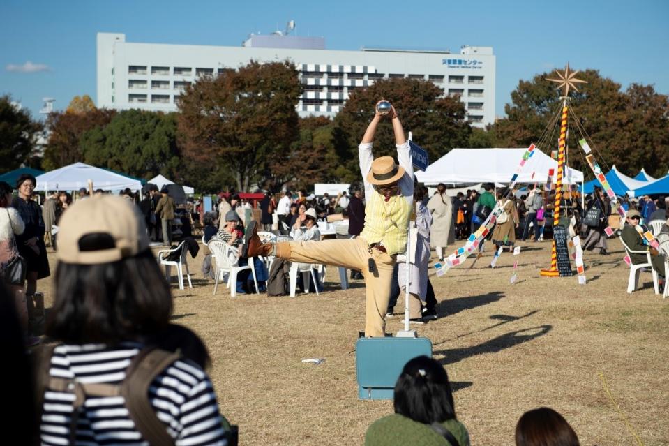 東京蚤之市除提供多樣性的購物選擇，還能欣賞由歌手、樂團、各藝術領域表演者所帶來精采演出。   圖：Ⓒ手紙社／提供