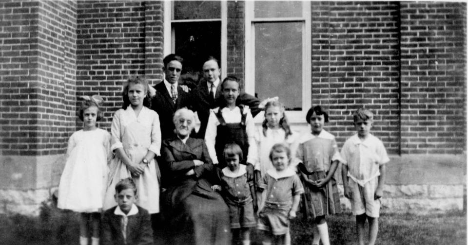 Anna Larrabee and her 11 grandchildren at Montauk in Clermont, Iowa, in about 1918.