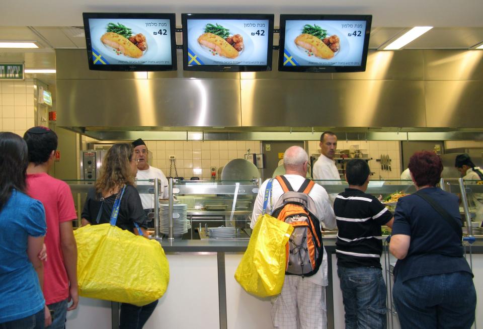 Schnell noch einen Hotdog bei Ikea! Das gehört praktisch schon zum Shopping-Erlebnis bei dem schwedischen Möbelriesen dazu. Wie "Food Service" festhält, nahm Ikea so im vergangenen Jahr allein mit Essen 204 Millionen Euro ein.