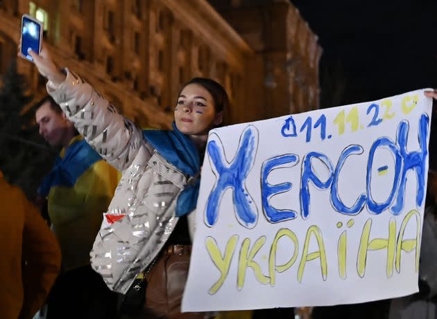 Una mujer luce una pancarta con el lema '11/11/22 Jersón Ucrania' en Kiev, epicentro de la mayor celebración por la reconquista (Photo: GENYA SAVILOV via Getty Images)