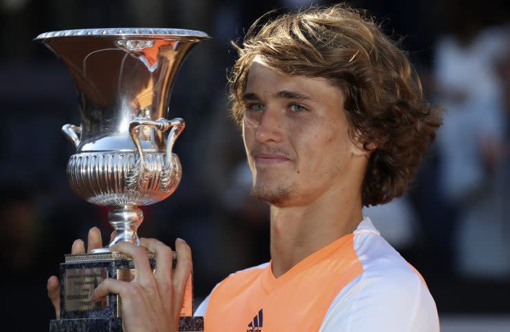 Alexander Zverev soulève le trophée du vainqueur, une image que l’on risque de beaucoup voir à l’avenir (Reuters)