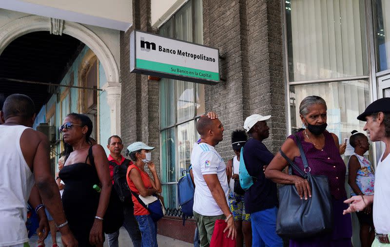 FILE PHOTO: Cuba and Paris Club creditors seek to salvage debt deal