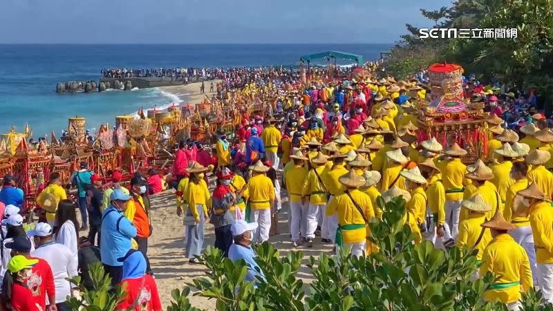 不僅當地人重視迎王祭典，也相當多遊客前往體驗。