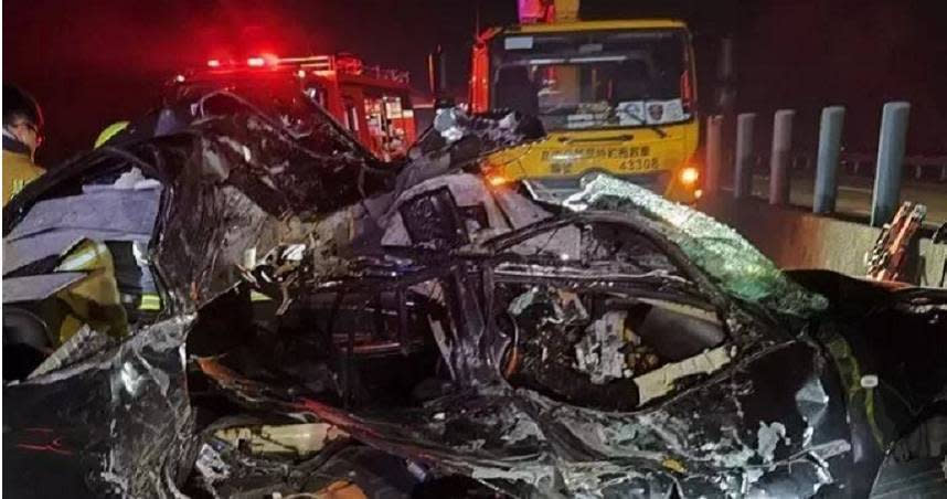 國3南投竹山段12月18日晚間發生3死嚴重車禍，其中婦人從被拋出車外當場死亡，同車的丈夫和幼女OHCA送醫不治。（圖／翻攝畫面）