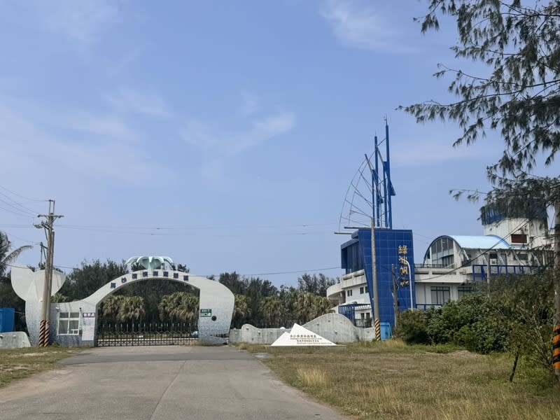 台南「馬沙溝濱海遊憩區」迄今仍休園 台南市將軍區馬沙溝濱海遊憩區曾是一見雙雕藝術季 沙雕場地，但承租業者疑因經營困難，2023年9月宣 布休園，至今仍持續整修中。圖為馬沙溝濱海遊憩區 大門外觀。 （讀者提供） 中央社  113年4月5日 