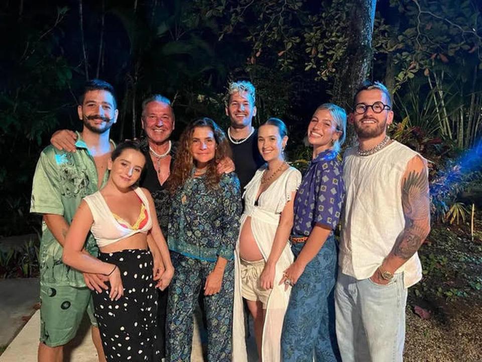 Ricardo Montaner y su esposa Marlene Rodríguez junto a su familia.