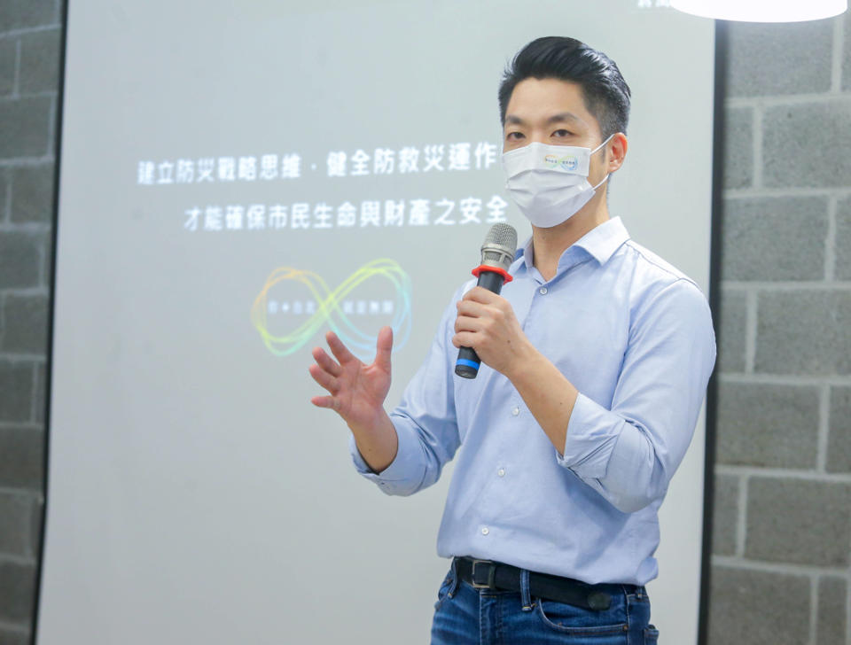 國民黨台北市長參選人蔣萬安（中）20日出席「耐災城市 台北萬安」政策發佈會，他表示，受到全球複合性災害頻傳，建構台北成為耐災城市，才能確保市民生命與財產之安全，朝向首都永續發展目標邁進。（粘耿豪攝）