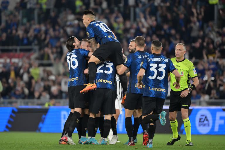 Lautaro Martínez, en la cima del festejo de Inter; el delantero argentino podría reencontrarse con un viejo conocido en el club de Milán