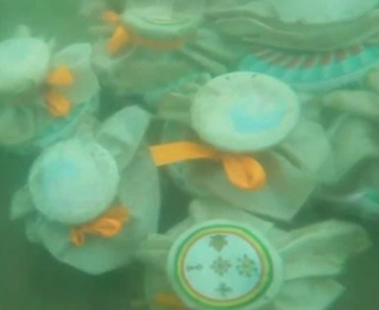男子在淺水區海底，發現11個奇怪的罈子。（圖／翻攝瀟湘晨報）
