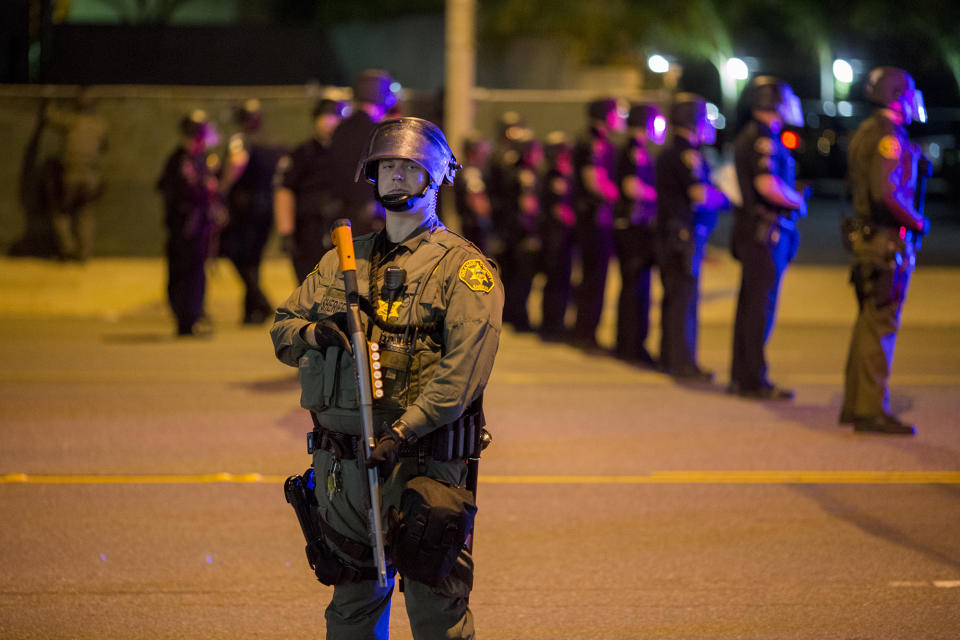 <p>Police advance to make possible mass arrests after declaring an unlawful assembly following a campaign rally by presumptive GOP presidential candidate Donald Trump at the Anaheim Convention Center earlier in the day on May 25, 2016 in Anaheim, Calif. (David McNew/Getty Images) </p>