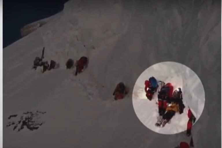 Los escaladores pasan por encima del sherpa caído (Captura de TV)