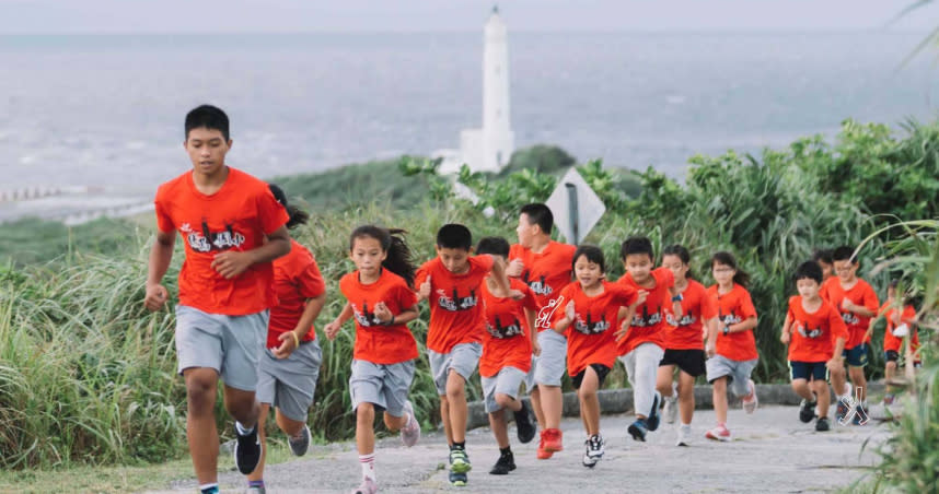 國泰世華銀行基金會擴大補助學校推動體育社團活動，贊助小選手們參與台灣和國際賽事，在競爭中提升自我能力。（圖／國泰世華銀行基金會提供）