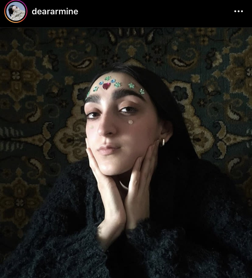 È una bellezza fuori dai canoni quella di Armine Harutyunyan, modella 23enne di origine armena inserita da Gucci tra le 100 donne più belle del mondo. Non tutti sono d’accordo: per alcuni si tratta di una bellezza autentica, mentre altri hanno dato vita al body shaming sui social chiamandola addirittura “brutta” e non adatta alle sfilate.