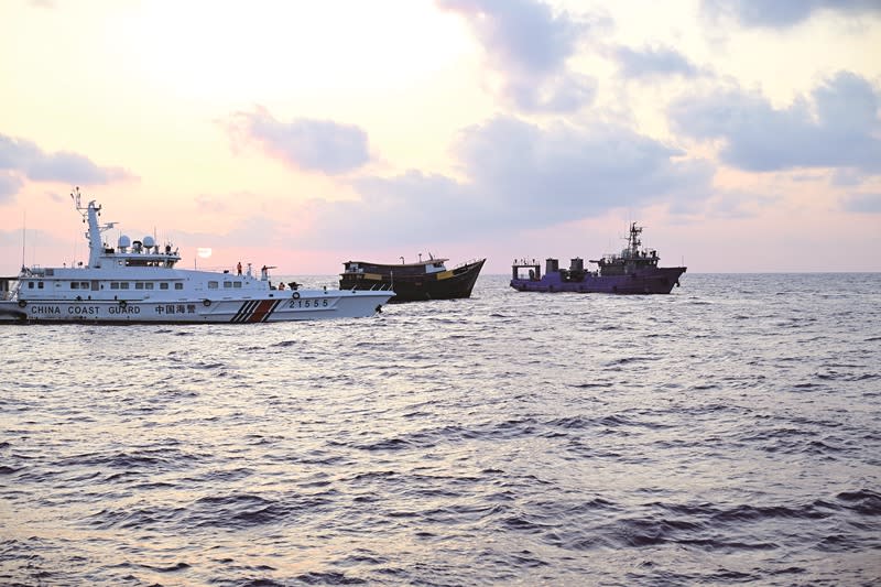 中國海警和民兵船攔阻菲律賓補給船（中）前往仁愛暗沙。（中央社Edward Bungubung）