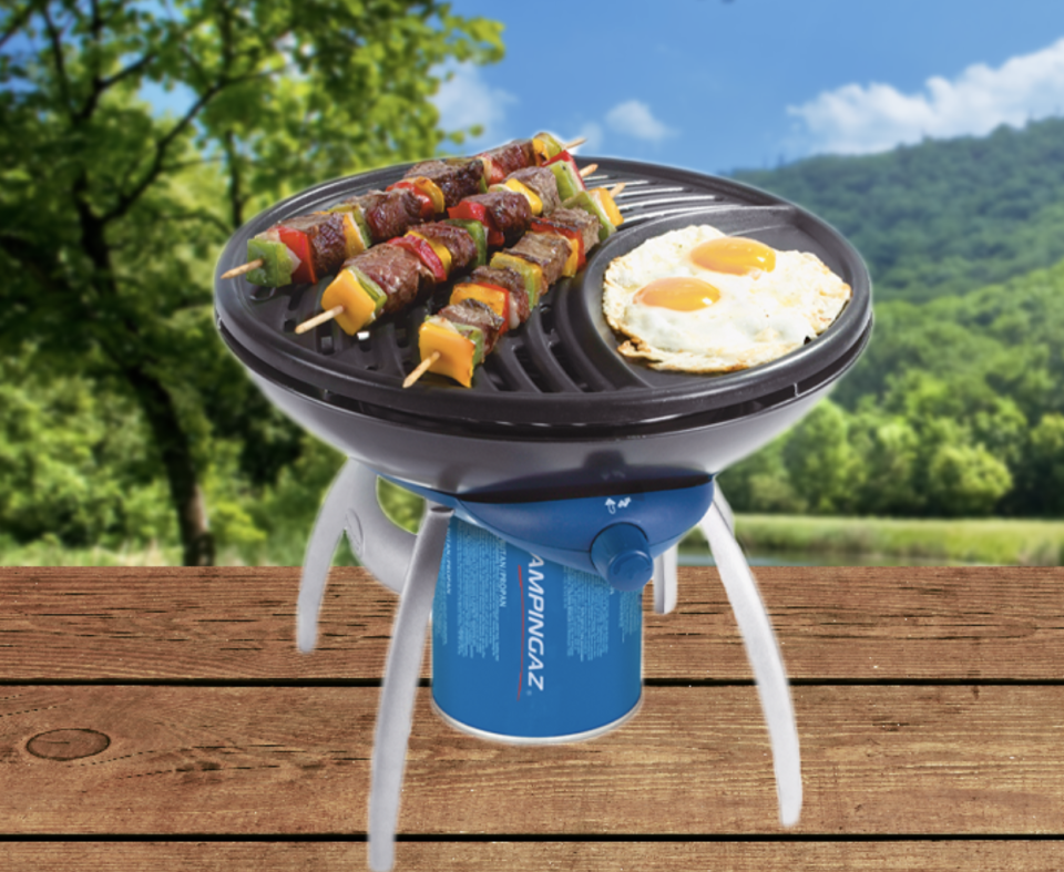 Mit diesem kompakten Grill kannst du dir überall (wo Grillen erlaubt ist) etwas Leckeres zaubern (Bild: Amazon).